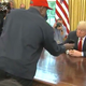 Imagen para el artículo titulado El PIN de Kanye West es '000000', y eso ni siquiera es lo más absurdo que sabemos de su encuentro con Trump